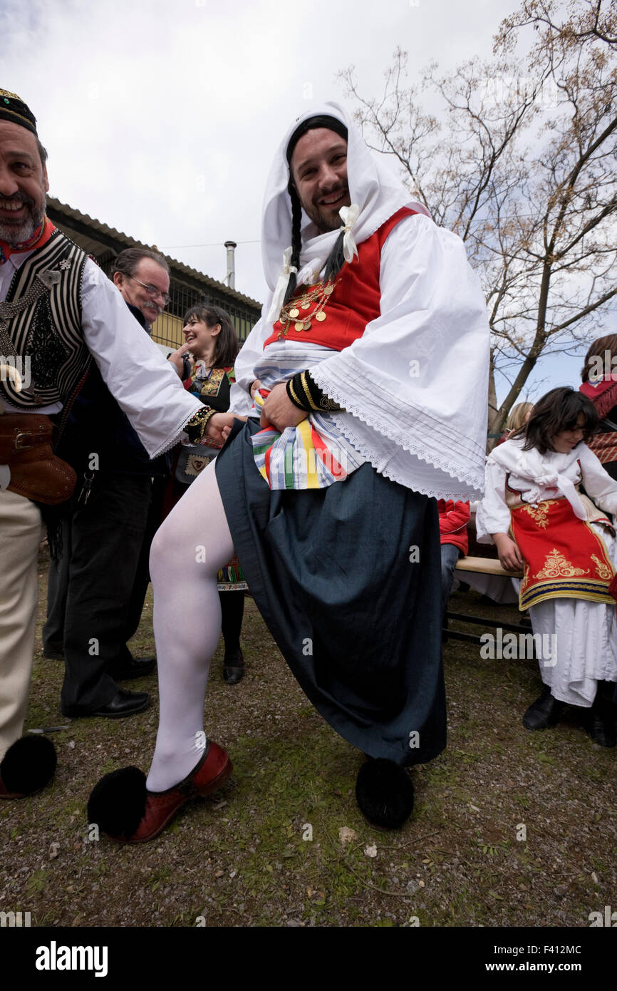 Vlach sposa la rappresentazione di un uomo satira, mette in mostra la sua attività durante il greco Vlach rituale di nozze revival risalente al 1830. Tebe, Grecia Foto Stock