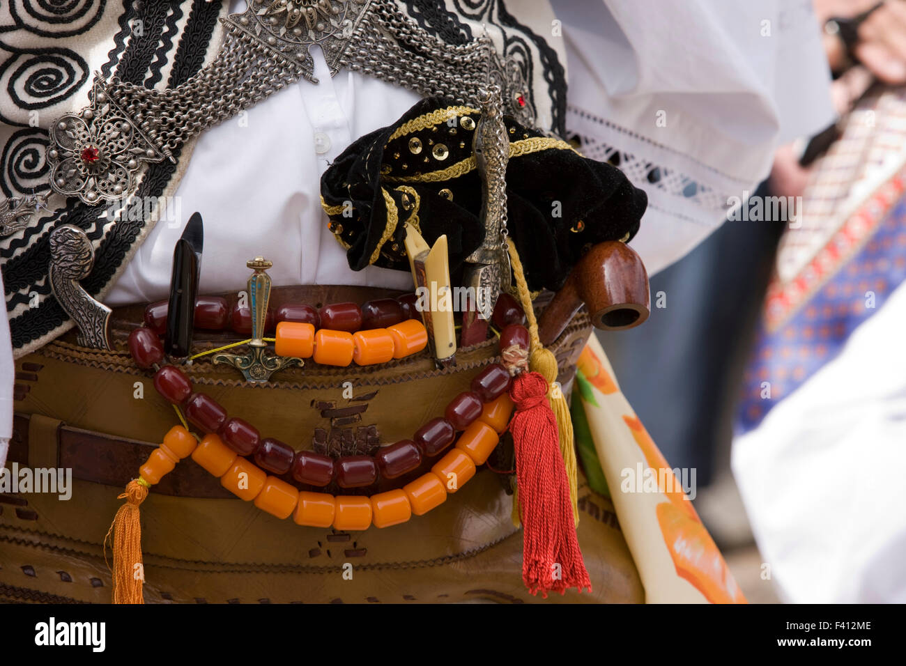 Closeuþ di un greco vlach decorato "elahi' rack pistola durante la rinascita del Vlach wedding satyrical personalizzata durante Pasqua, Tebe Grecia, Foto Stock