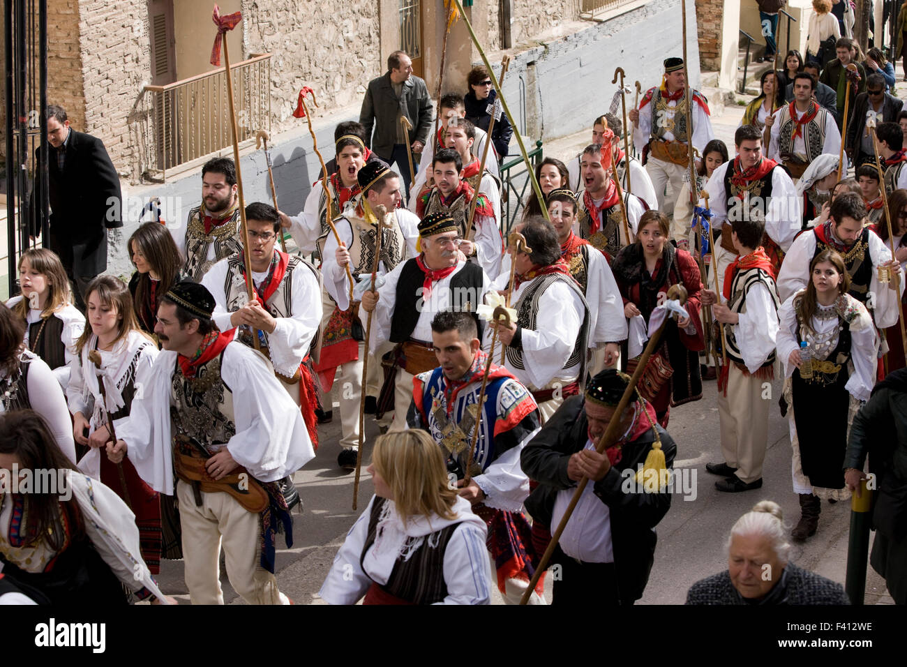 Gruppo di Greci vlach ballerini di nozze, shams e i capi delle guardie sul loro modo per il pastore la baracche. Thivai, Grecia Foto Stock