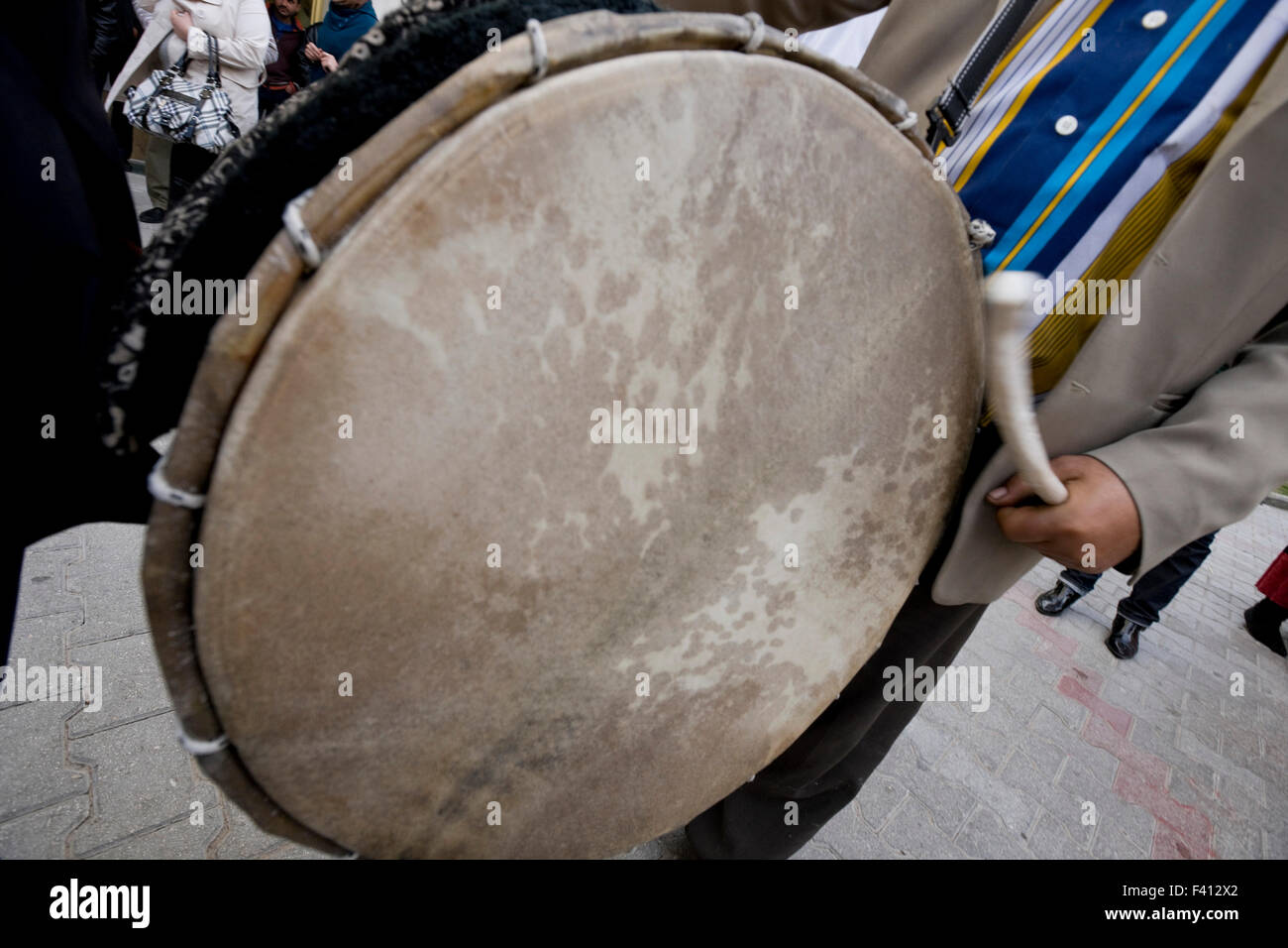 Musicista zingaro riproduce il davoul durante la rinascita annuale di Vlach rituale di nozze nella città di Tebe, Beozia regione, Grecia Foto Stock