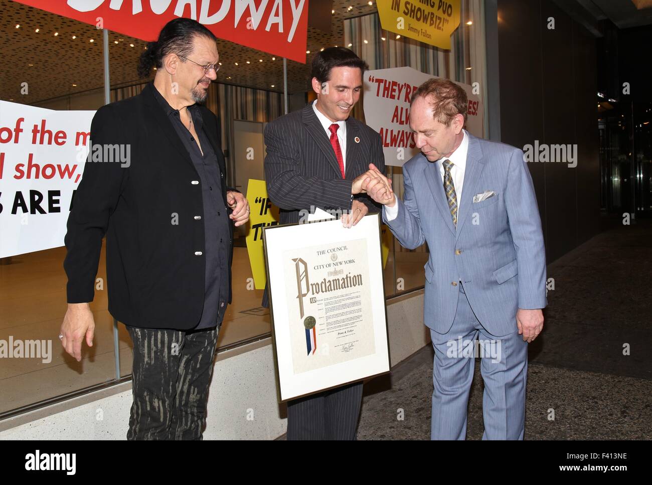 Penn e Teller su Broadway riceve un annuncio speciale dal New York City Council, tenutasi al Marquis Theatre Box Office. Dotato di: Penn Jillette, Ben Kallos, Teller dove: la città di New York, New York, Stati Uniti quando: 12 Ago 2015 Foto Stock