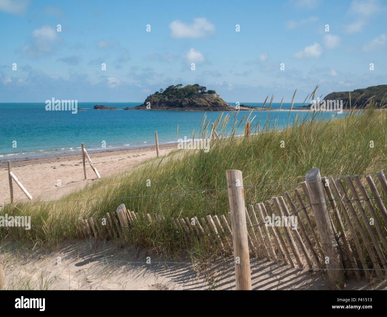 Le dune di sabbia e il mare di una spiaggia Brittany Foto Stock