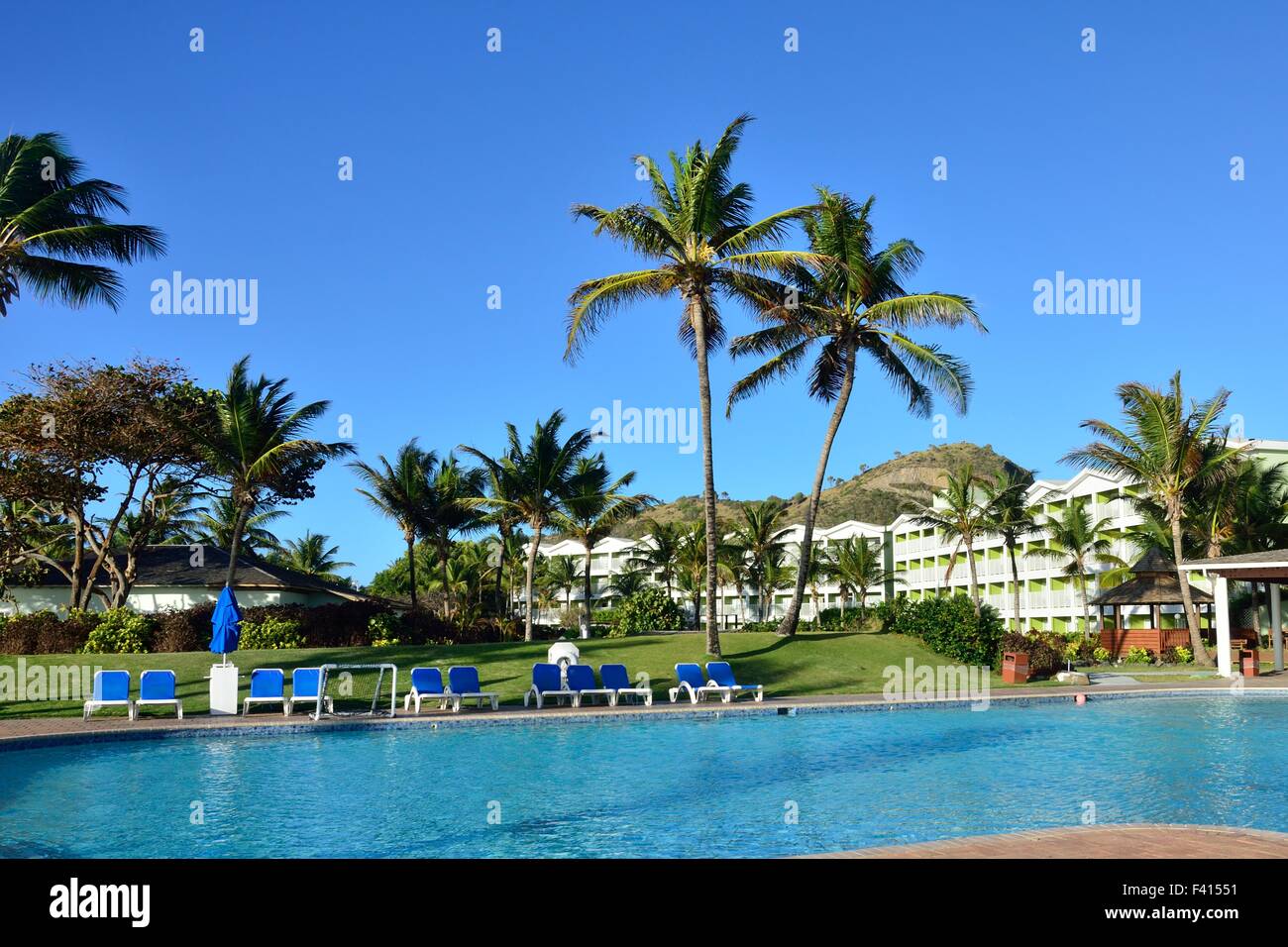 Hotel tropicale e piscina Foto Stock