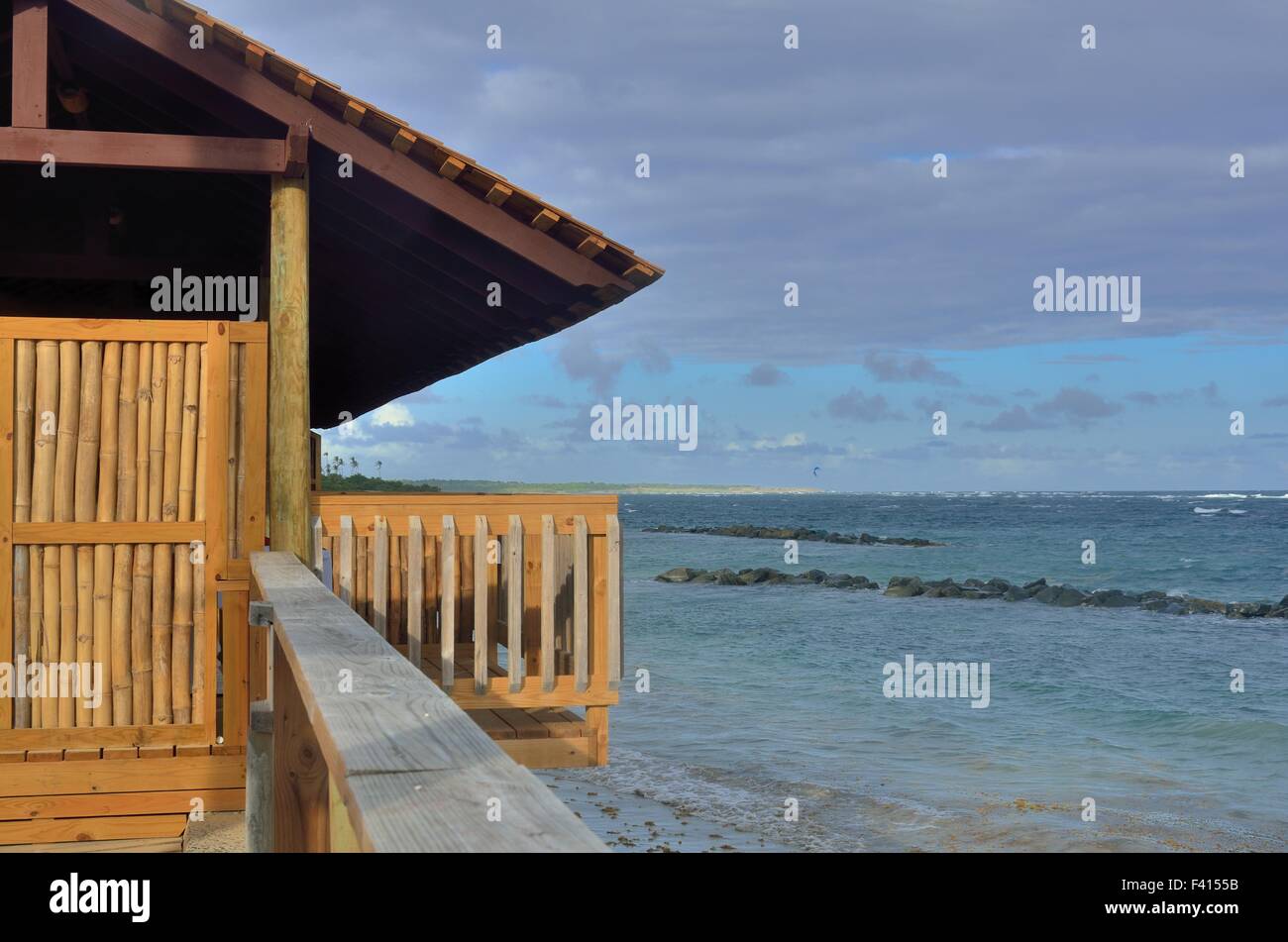 Capanna in legno con vista sul mare Foto Stock