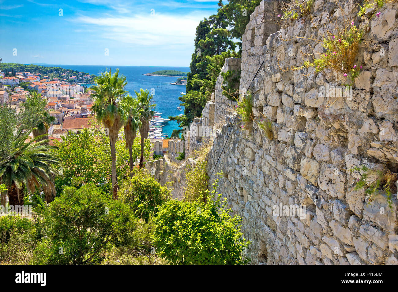 Famosa isola di Hvar parete e vista sul porto Foto Stock