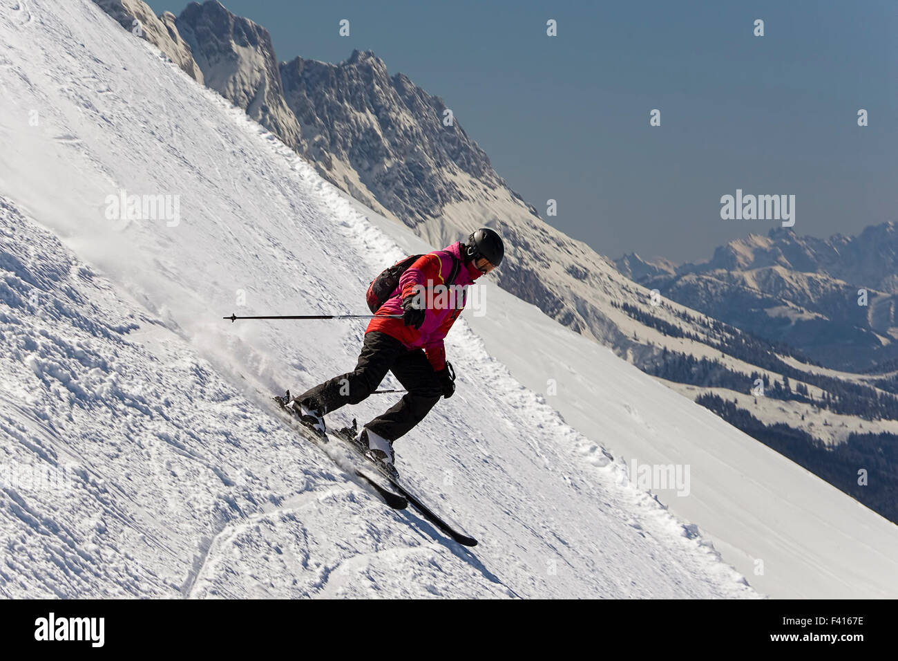 Ragazza adolescente, downhill sciatore, scendendo ripida pendenza alpino. Concetto di godere di attività invernali. Foto Stock