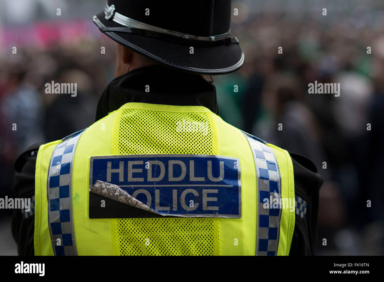 Un Welsh funzionario di polizia appare in corrispondenza di un evento. La forza di polizia del Galles hanno subito tagli negli ultimi anni. Foto Stock