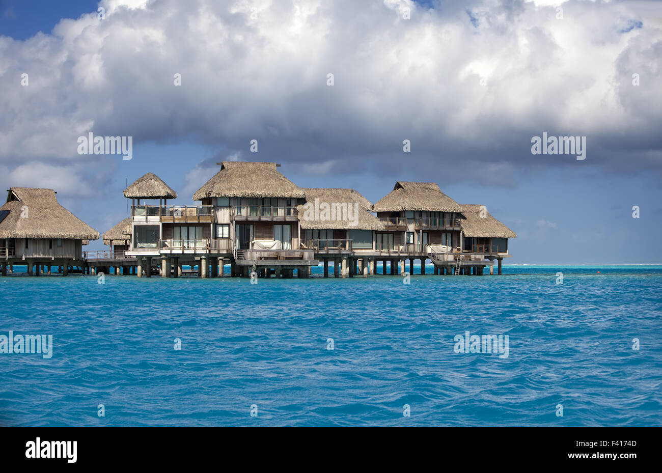 Paesaggio polinesiano - piccole case sull'acqua. Foto Stock