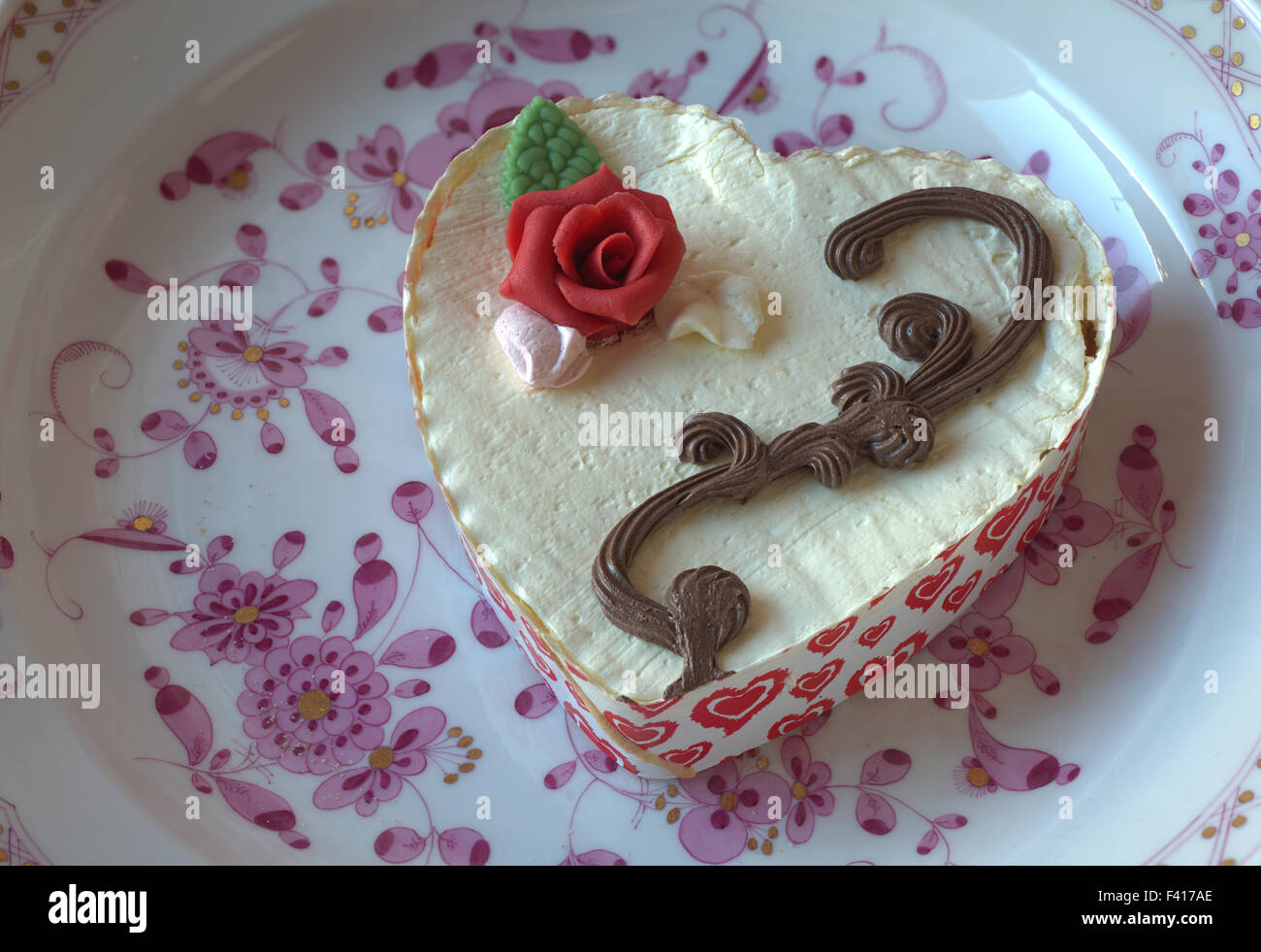 Una torta di San Valentino su una piastra di Meissen Foto Stock