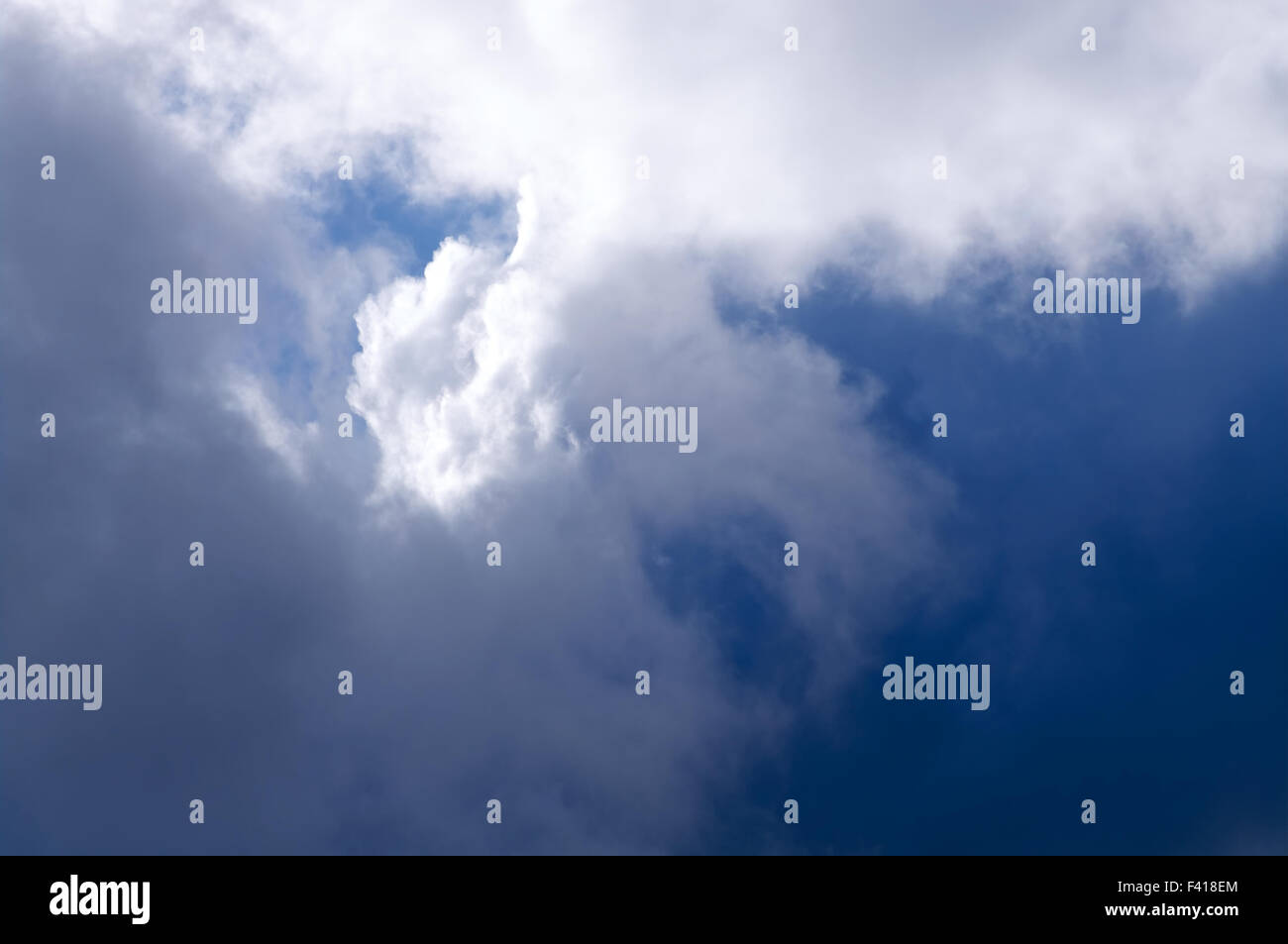 Le nubi con cielo blu Foto Stock