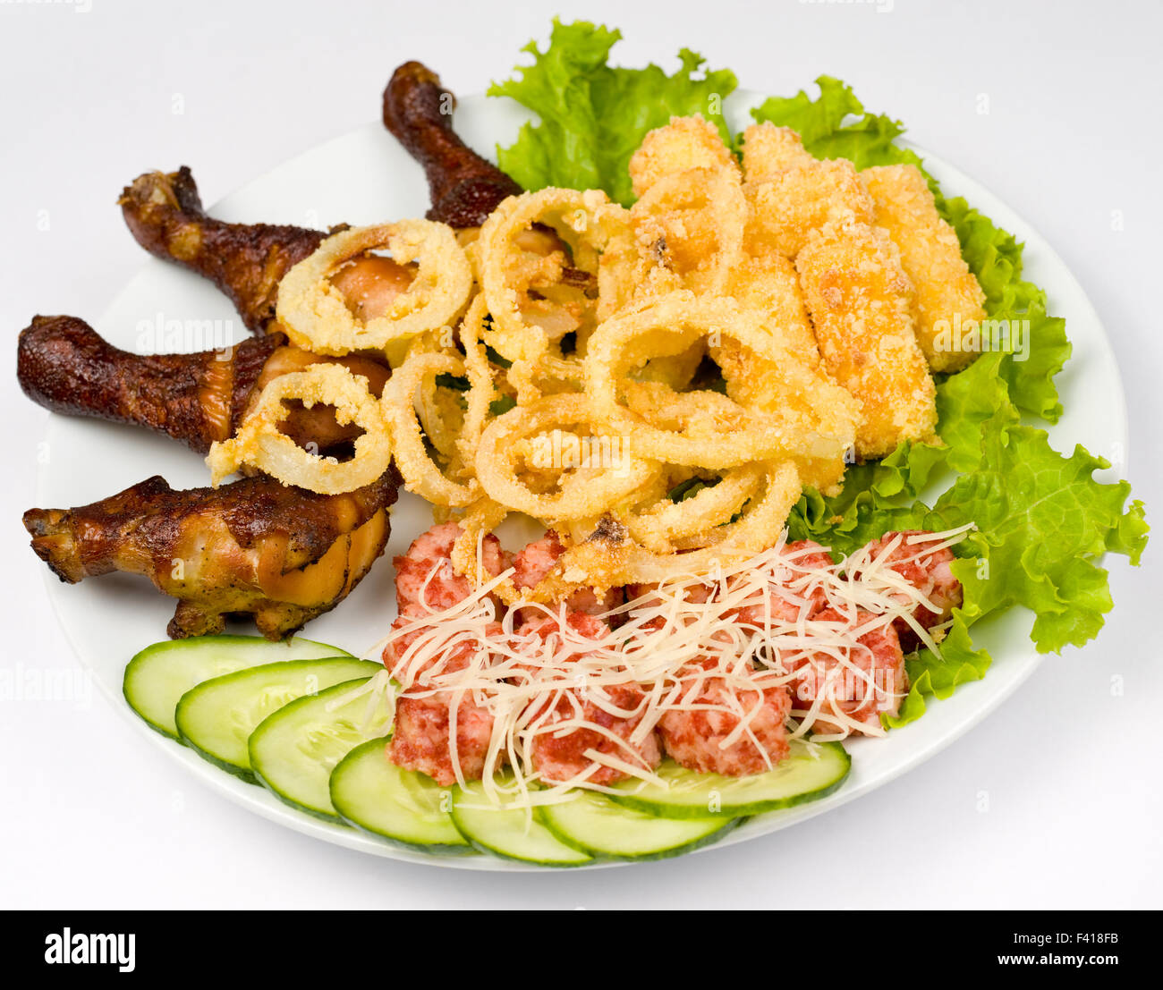Un assortimento di snack - fritto di pollo e calamari Foto Stock