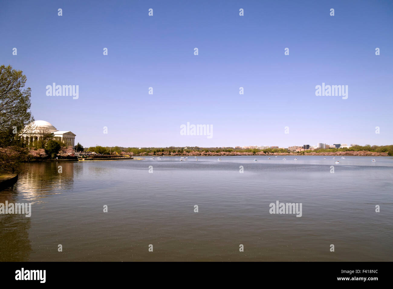 Il Jefferson Memorial e Washington Memorial intorno al bacino di marea panoramic Foto Stock