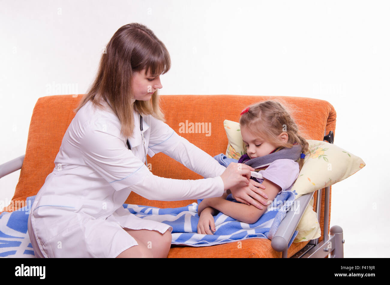 Il medico mette un termometro bambino malato Foto Stock