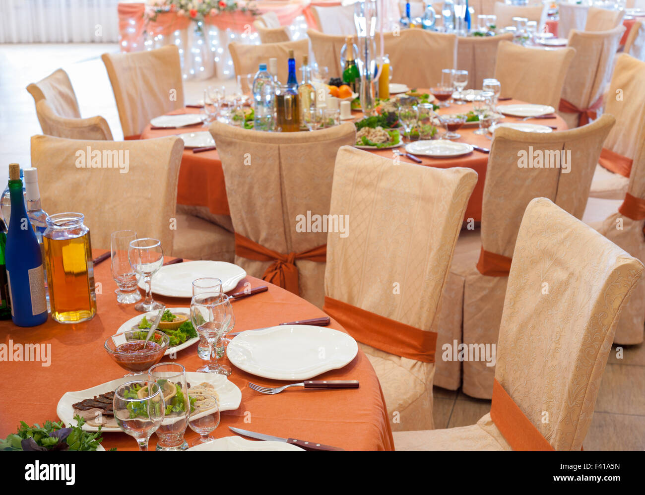 Di cui ristorante tavoli per party di nozze Foto Stock