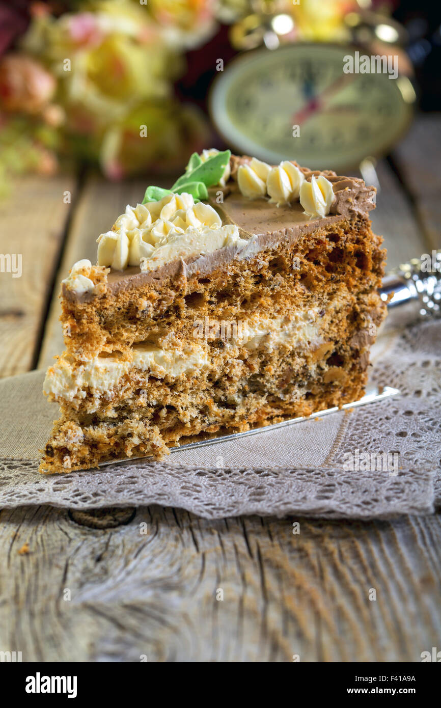 Pezzo di torta alle noci con crema di close-up. Foto Stock