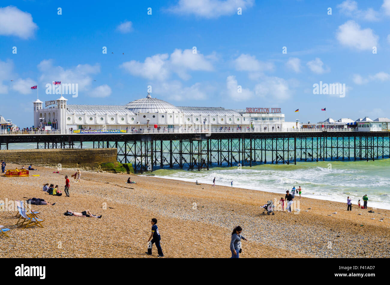 La spiaggia e peir a Brighton e Hove, East Sussex, Inghilterra. Foto Stock