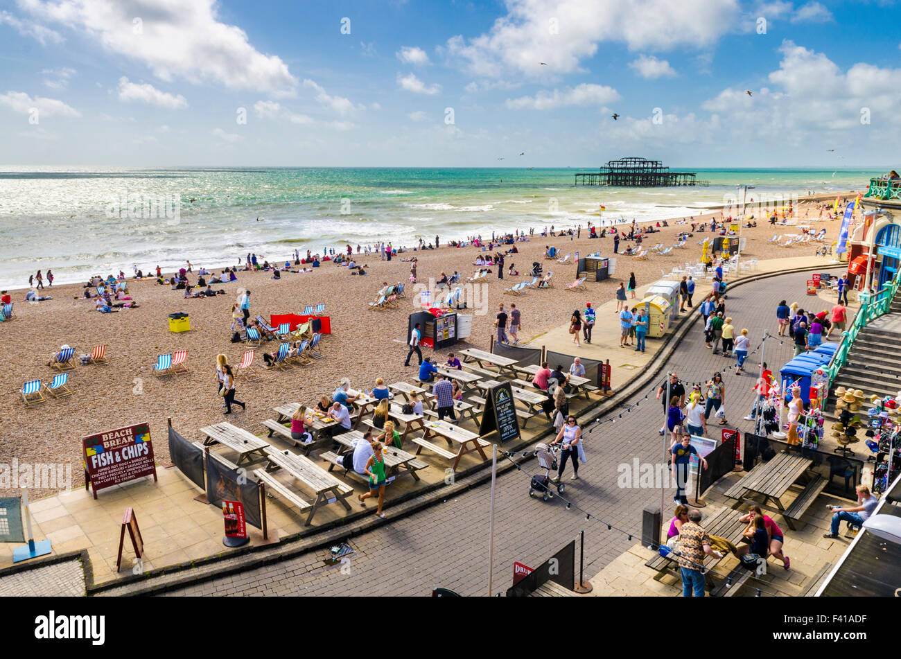 La spiaggia e la spianata di Brighton e Hove, East Sussex, Inghilterra. Foto Stock