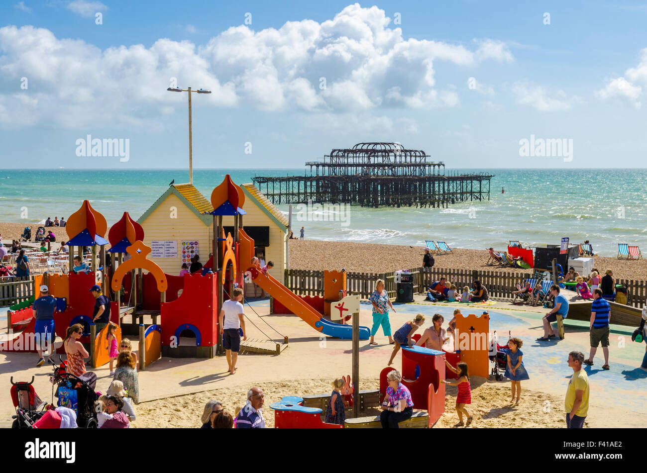 Area giochi per bambini sul lungomare di Brighton e Hove con il rovinato Molo Ovest in background. East Sussex, Inghilterra. Foto Stock