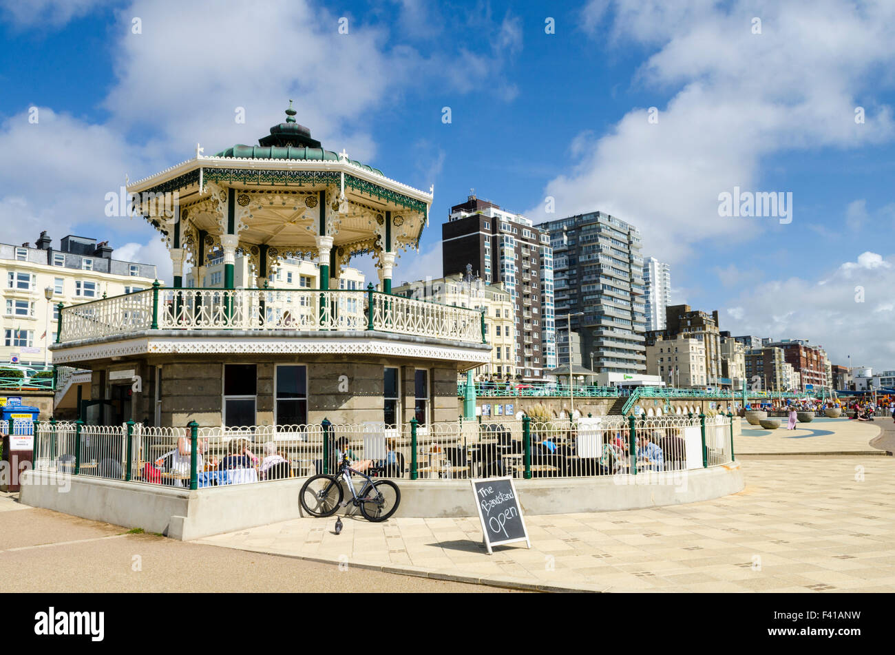 Il palco per spettacoli e caffe' a Brighton e Hove lungomare in estate, East Sussex, Inghilterra. Foto Stock