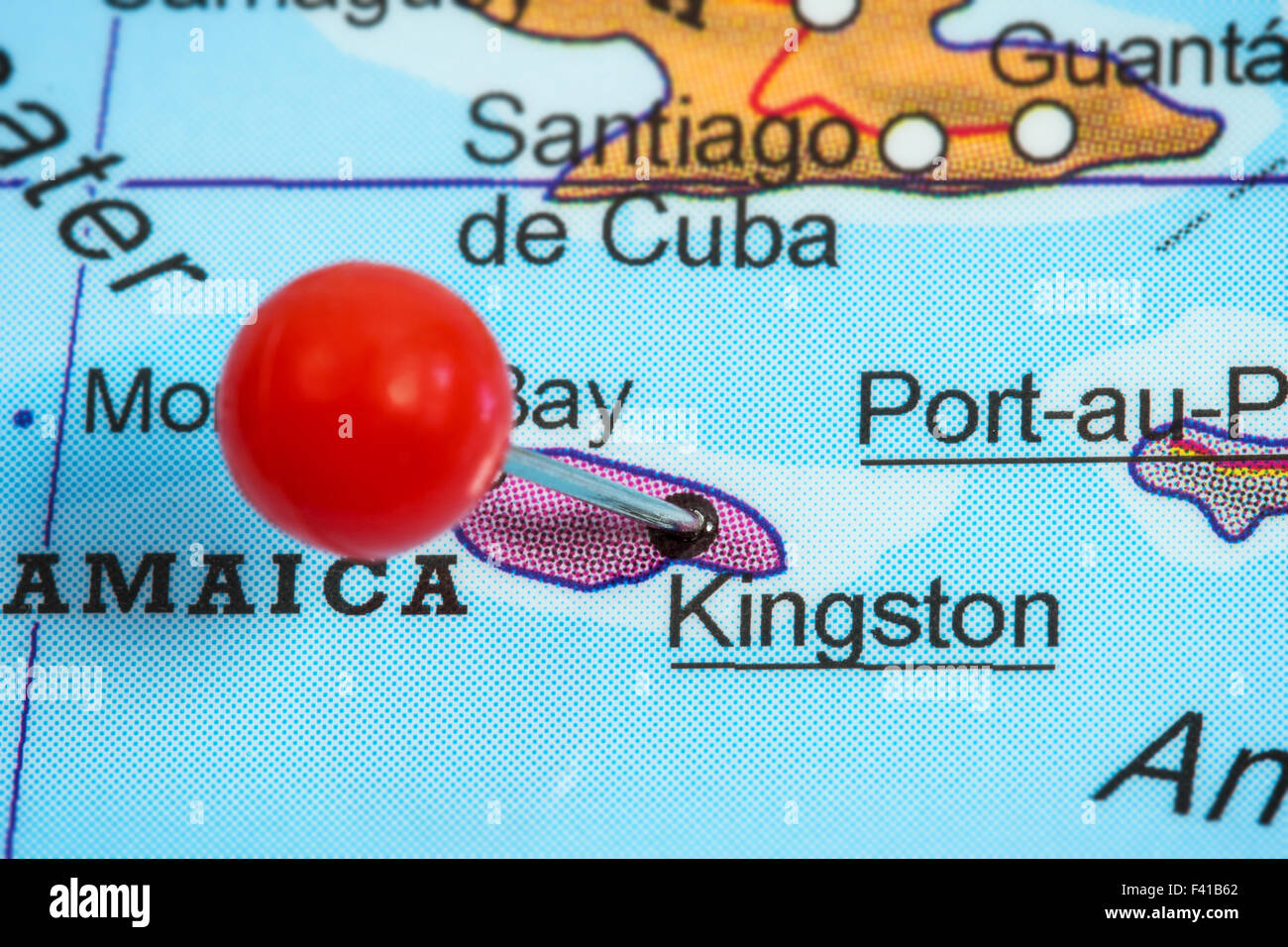 Close-up di una puntina rossa in una mappa di Kingston, Giamaica. Foto Stock