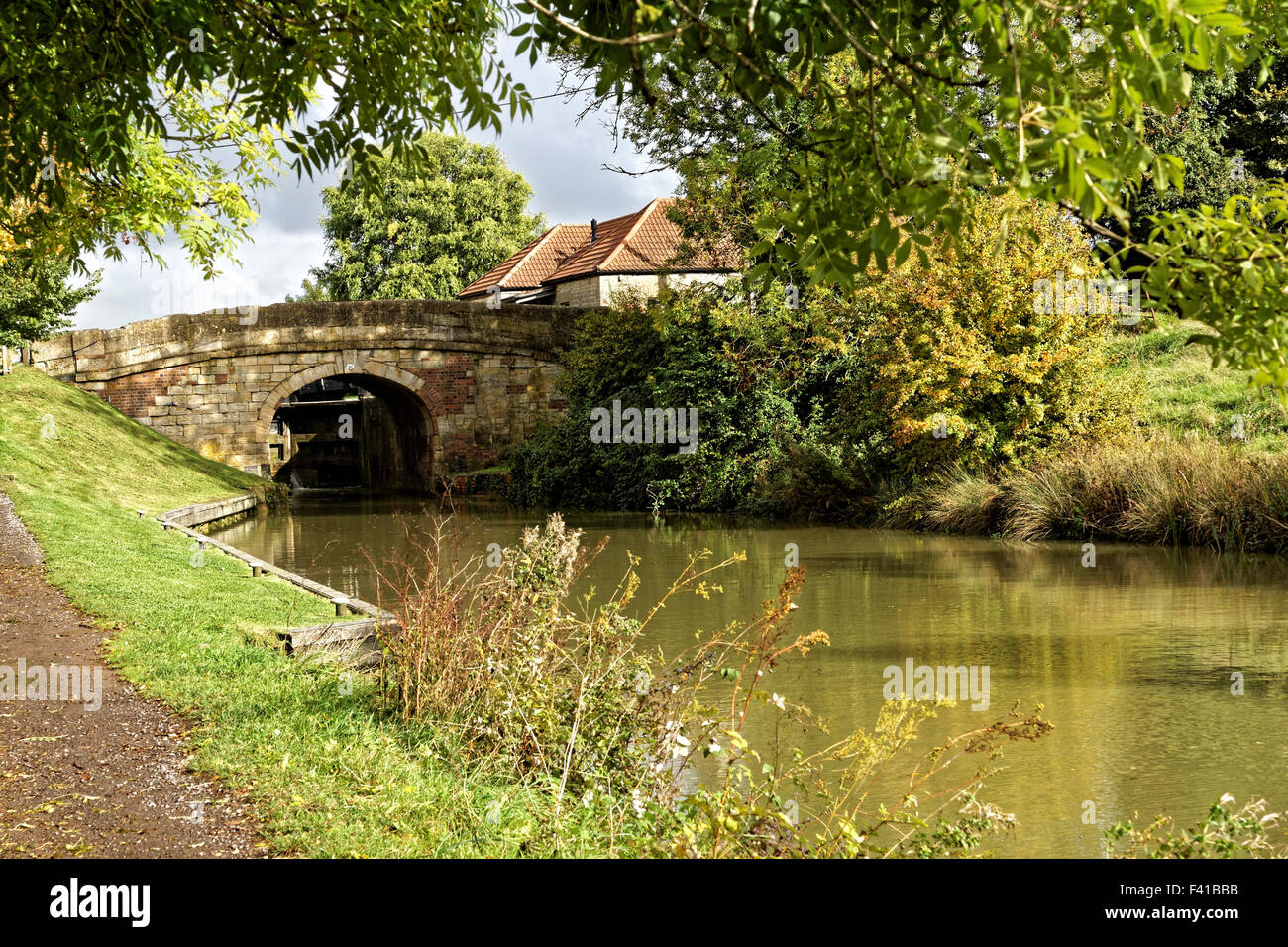 Bloccare i detentori cottage su Kennet and Avon Canal Foto Stock