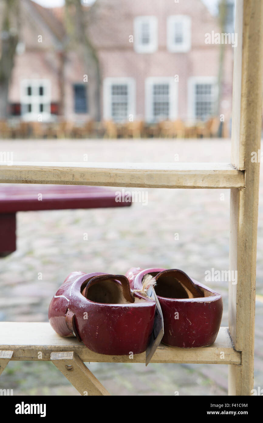 Rosso tipici zoccoli olandesi per la vendita Foto Stock