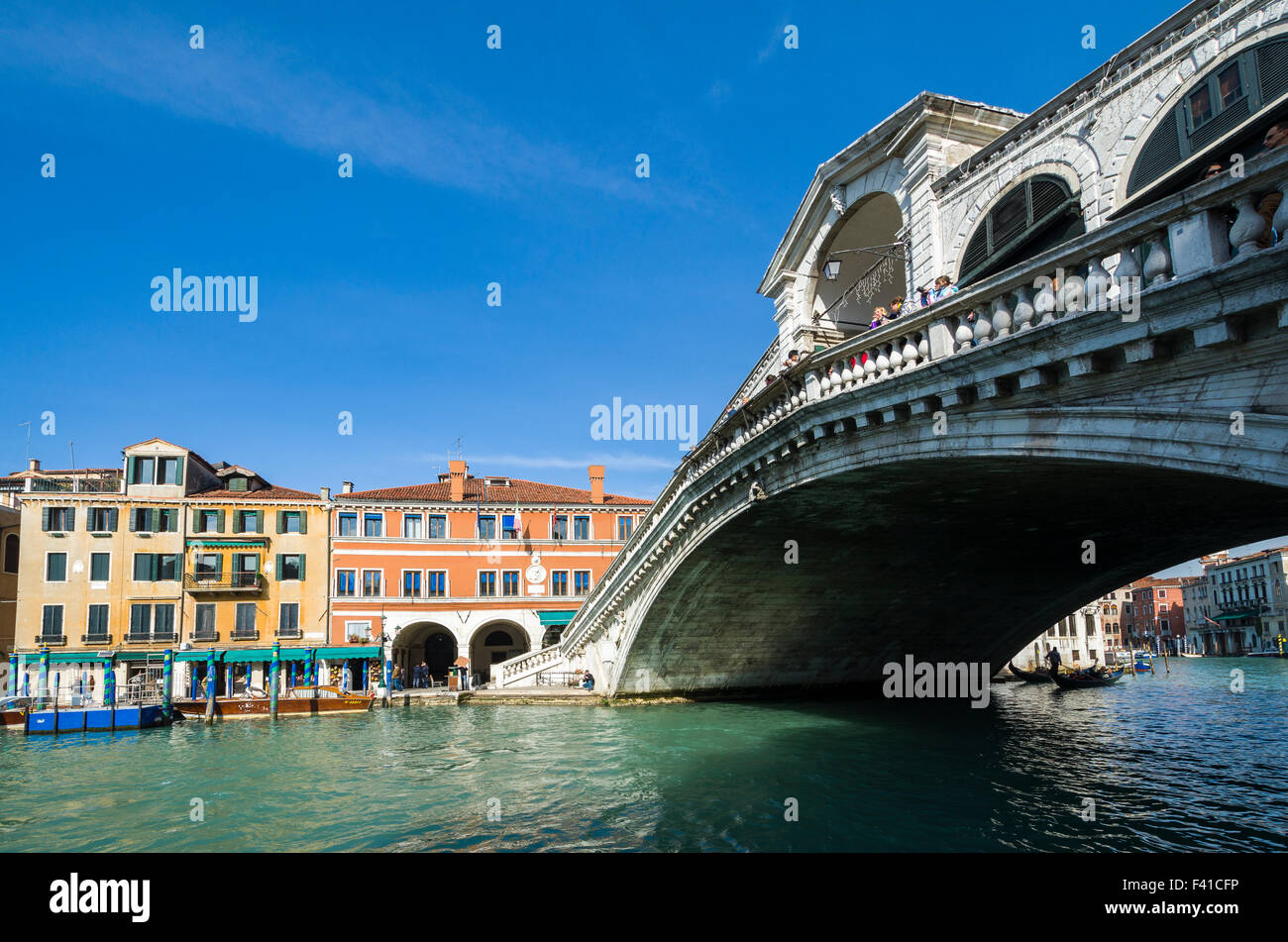 Il ponte di rialto, uno dei principali simboli della romantica Venezia, che attraversano il canale grande Foto Stock