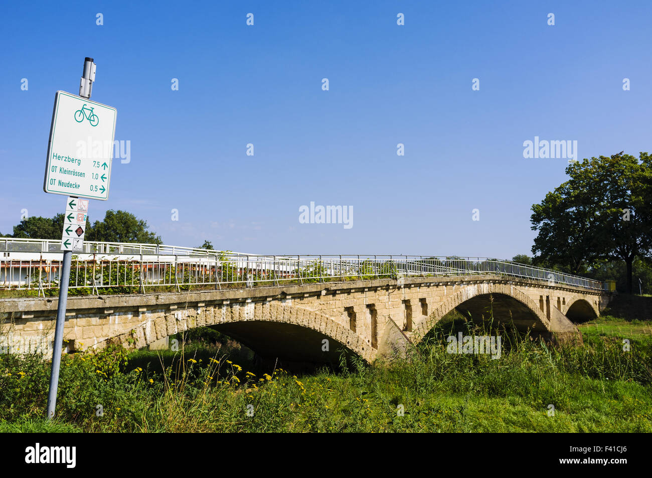 Ponte che attraversa il Schwarze Elster River Foto Stock