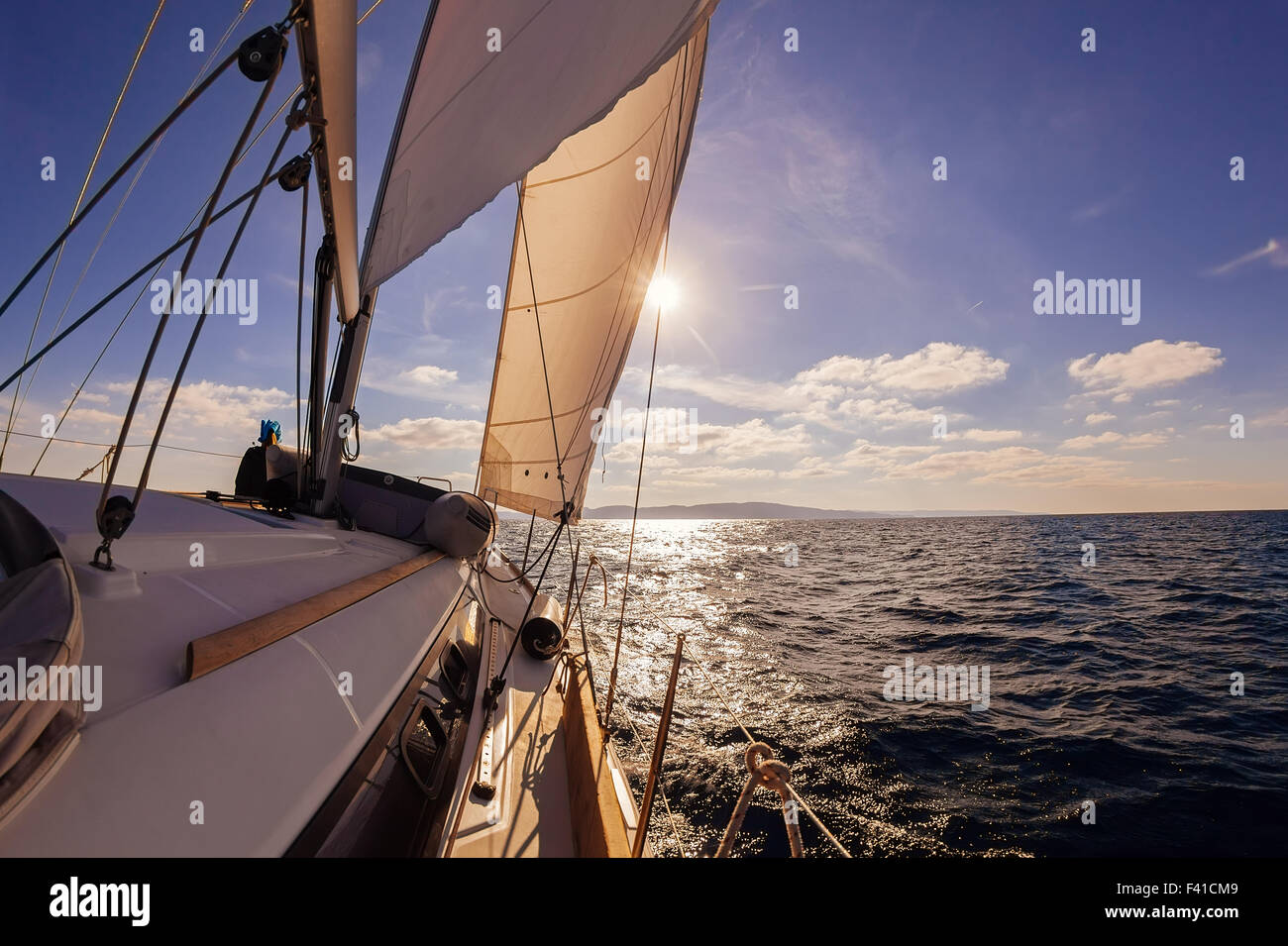 Barca a vela un ampio angolo di visione in mare Foto Stock