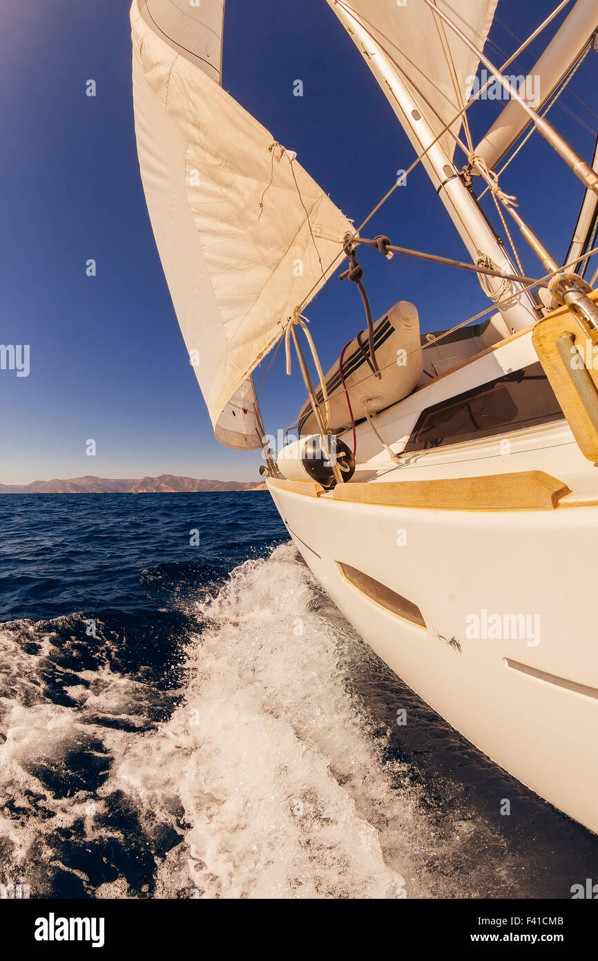Barca a vela un ampio angolo di visione in mare Foto Stock