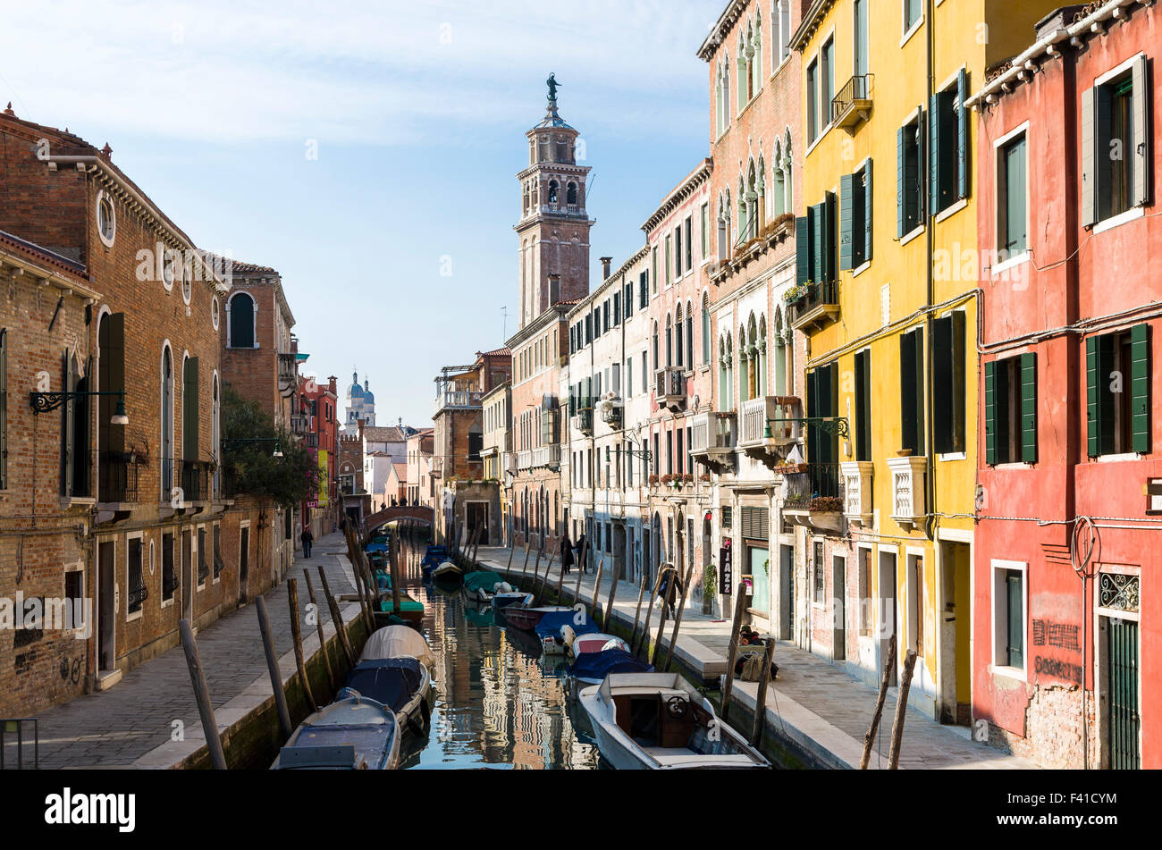 Quali sono le strade normali in città sono centinaia di piccoli waterchannels nella romantica Venezia Foto Stock
