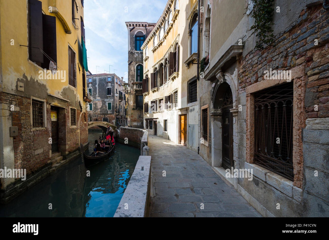 Quali sono le strade normali in città sono centinaia di piccoli waterchannels nella romantica Venezia Foto Stock