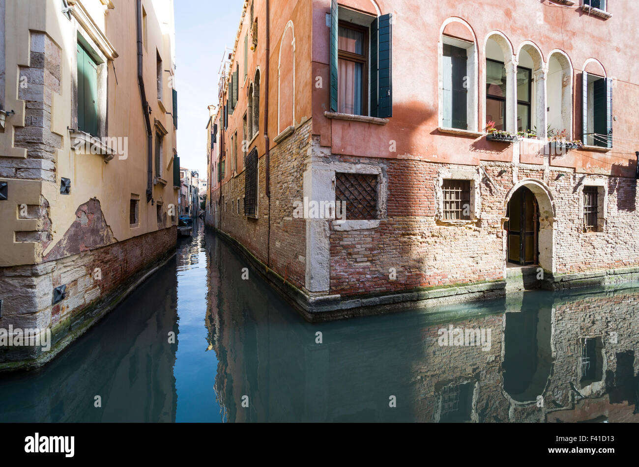 Quali sono le strade normali in città sono centinaia di piccoli waterchannels nella romantica Venezia Foto Stock