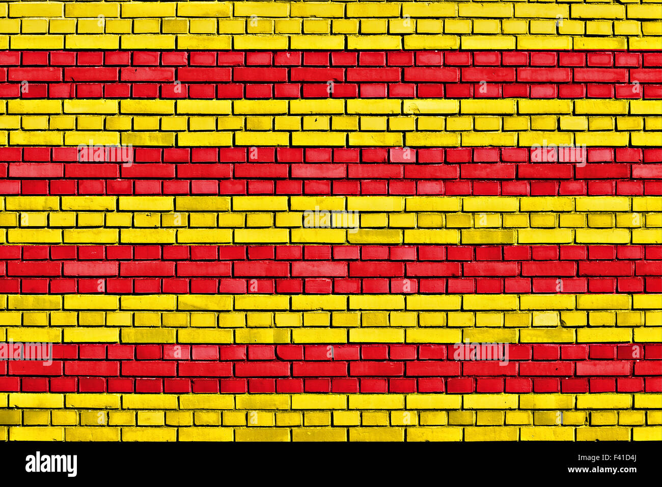 Bandiera della Catalogna dipinta su un muro di mattoni Foto Stock