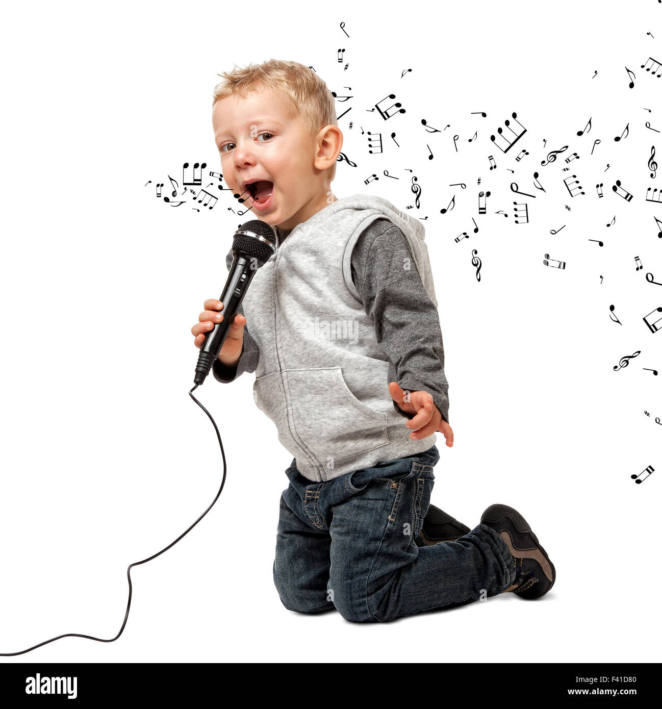 Bambino cantare e godere con microfono isolare don sfondo bianco Foto Stock