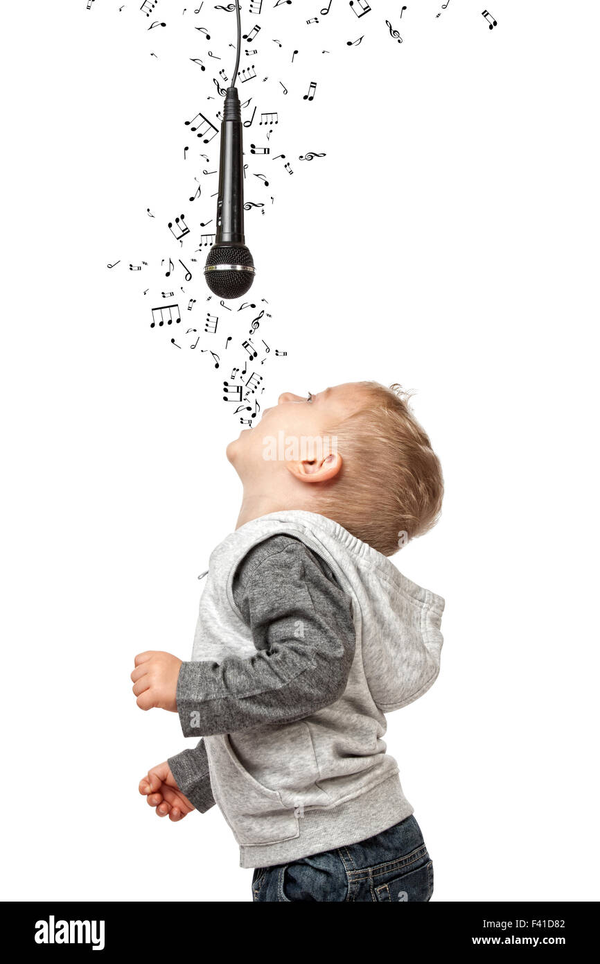 Bambino cantare e godere con microfono isolare don sfondo bianco Foto Stock