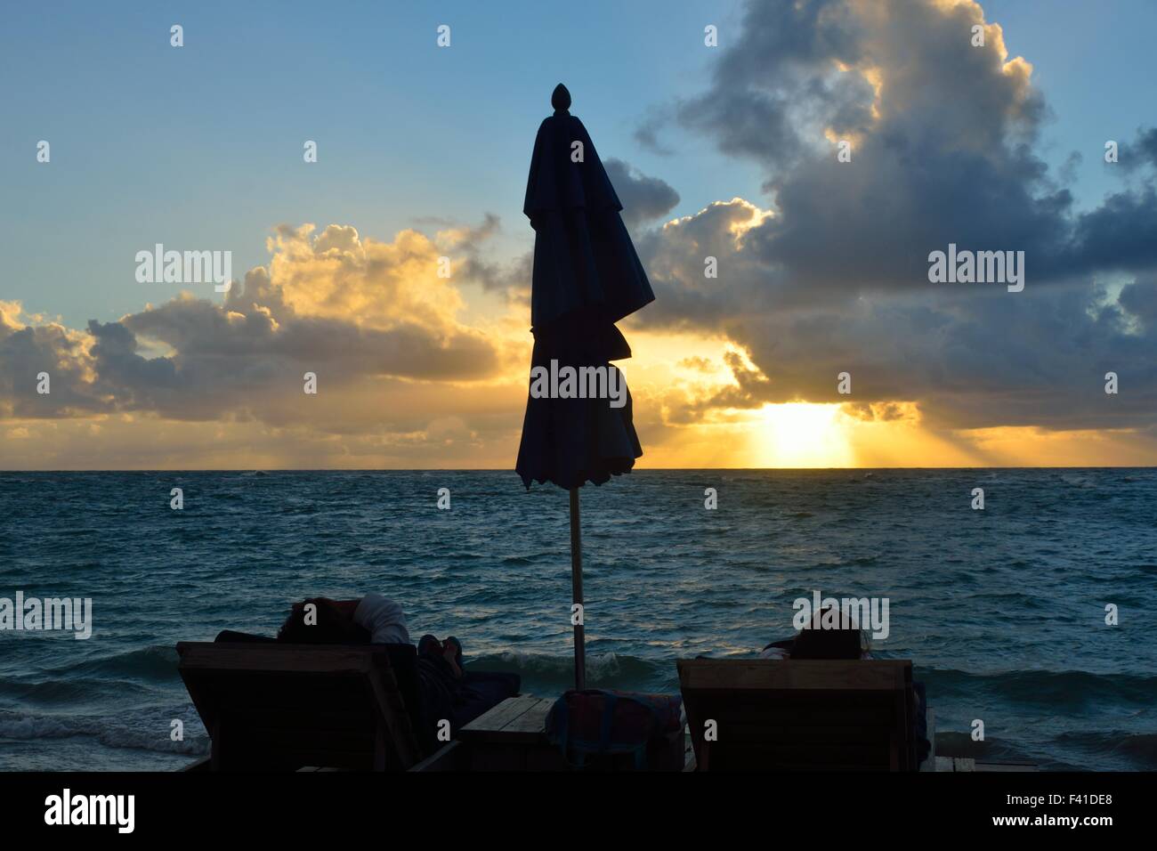 Ouple in silhouette a caribbean sunrise Foto Stock