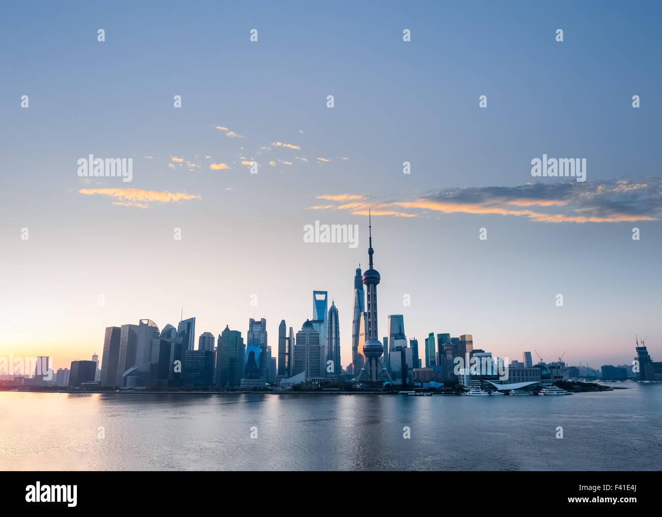 Lo skyline di Shanghai con nubi roseo di alba Foto Stock