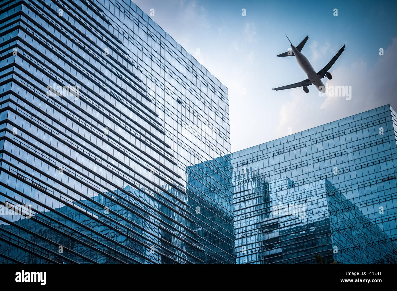 Edificio futuristico con l'aereo Foto Stock