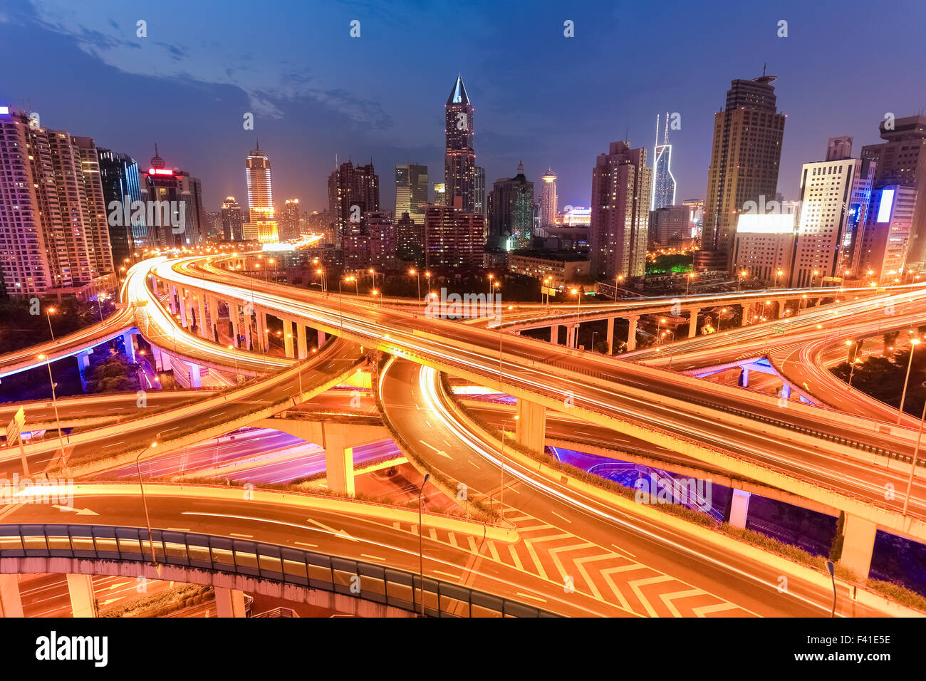 Spie luminose del cavalcavia di notte Foto Stock