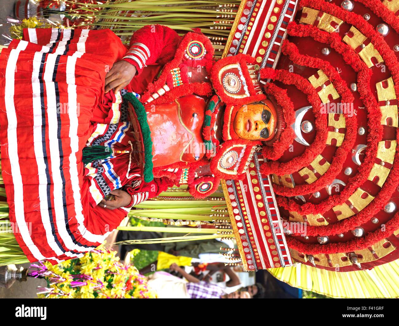 Theyyam (Teyyam, Theyyattam ) (Malayalam:തെയ്യം) è un popolare forma rituale del culto del Nord Malabar in Kerala, India. Foto Stock