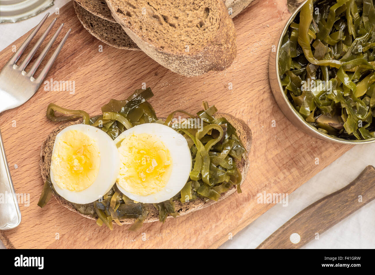 Sandwich con alghe kelp e insalata di uova vista superiore Foto Stock