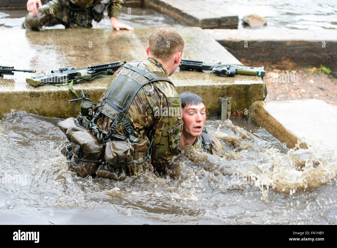 Royal Marine Commando sul loro cross country course Woodbury Common vicino a Lympstone Devon UK Foto Stock