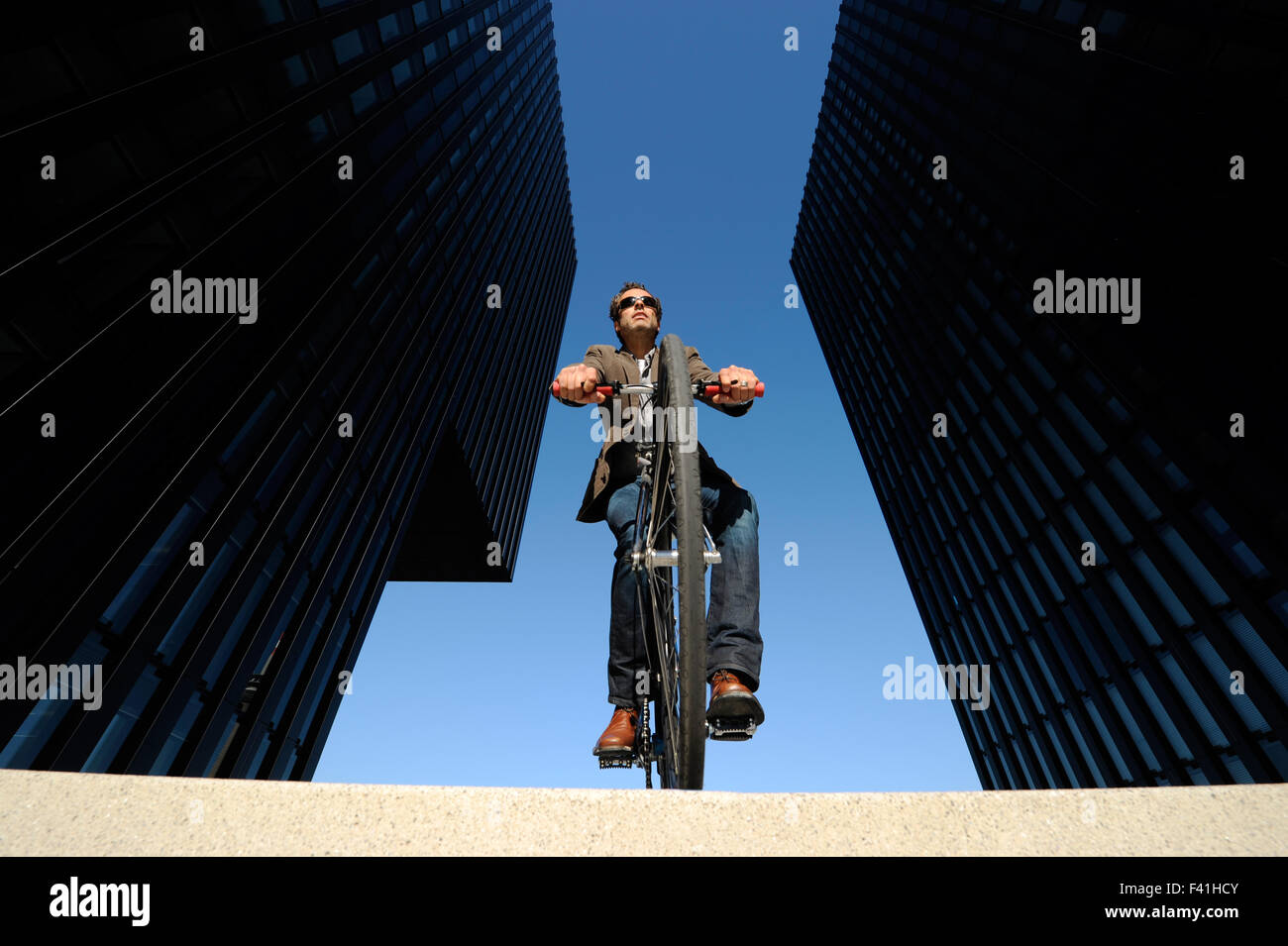 L'uomo ride con la sua moto per lavoro (MR) Foto Stock