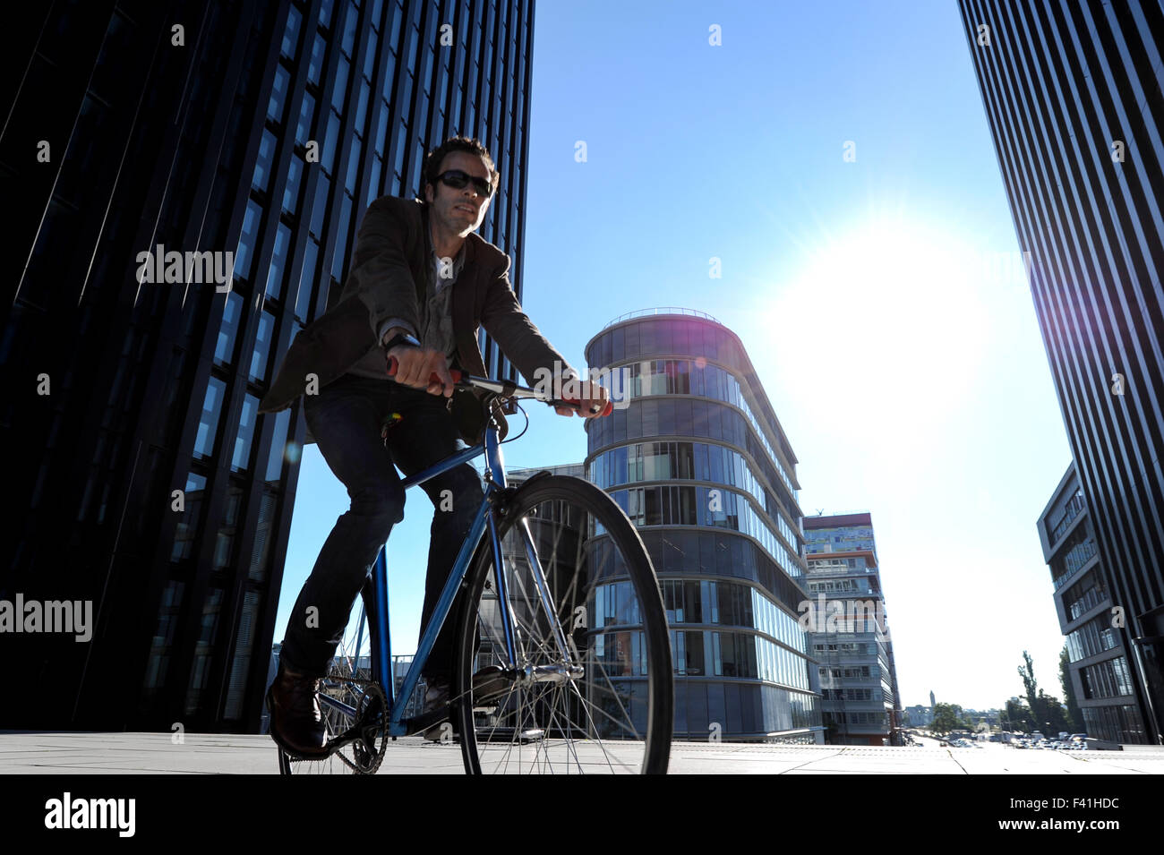 L'uomo ride con la sua moto per lavoro (MR) Foto Stock