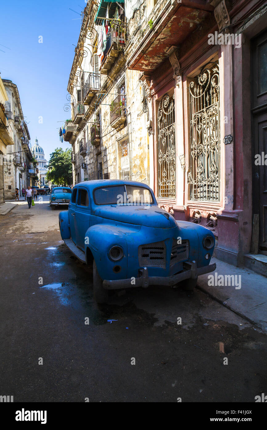 Cuba Havana city street con auto parcheggiata Foto Stock