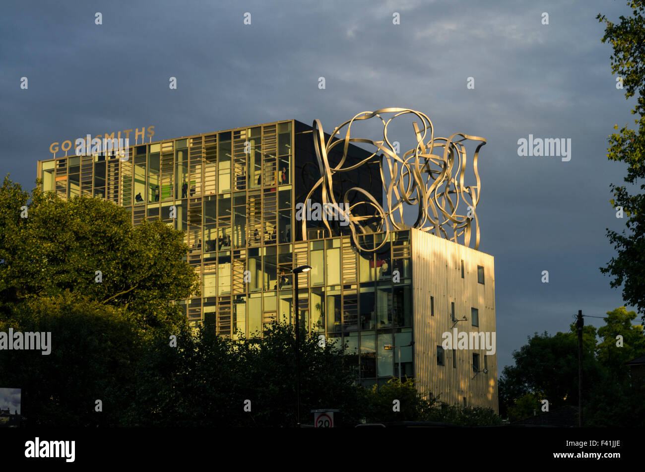 Orafi, Università di Londra, nella nuova croce, Londra bagnata dal drammatico giallo luce solare con un cielo nuvoloso. Foto Stock