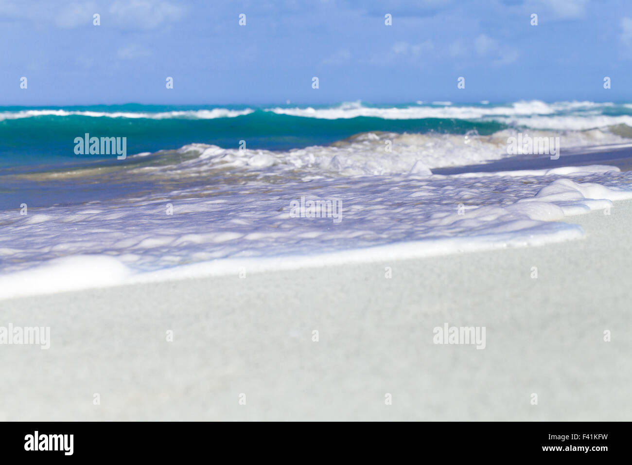 Cuba spiaggia dei Caraibi con il mare e le onde 2 Foto Stock