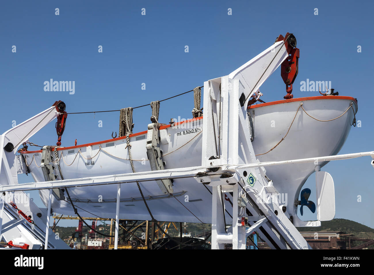 Scialuppa di salvataggio su un traghetto per auto in Italia Foto Stock