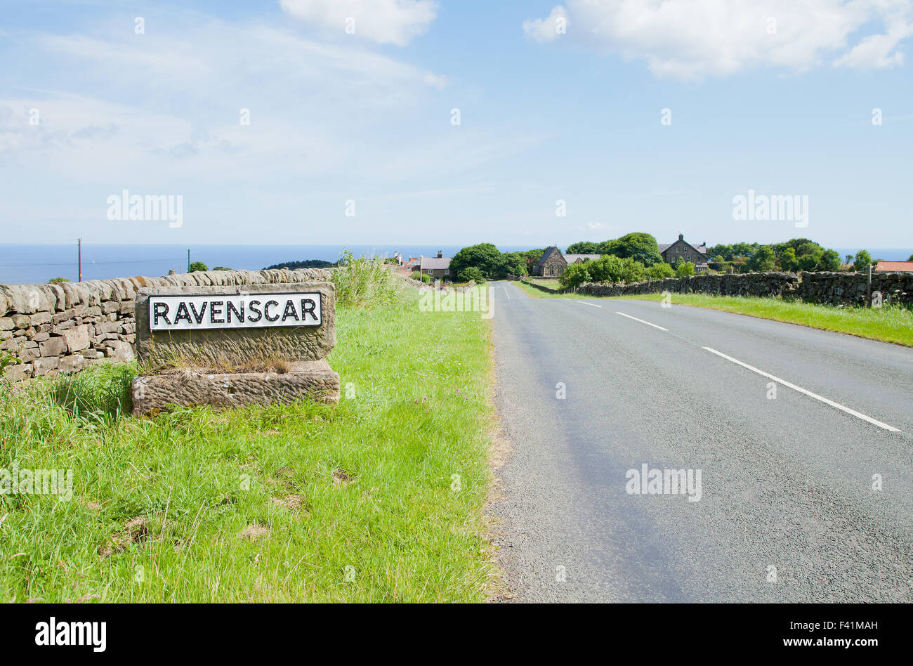 Villaggio Ravenscar segno Whitby robin cappe bay Foto Stock